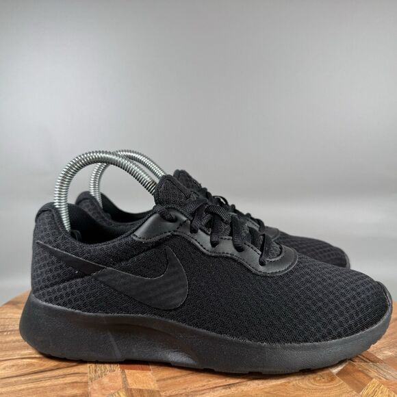 Nike Womens Tanjun DJ6257-002 Black Running Shoes Sneakers Size 7 - Picture 1 of 8